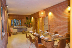 Casa em condomínio com piscina, quintal e garagem